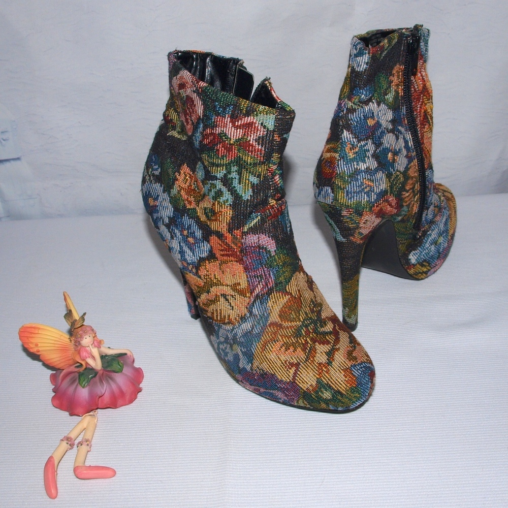 Diba Floral Tapestry Bootie size 6M Warm Heavy Boots Super Classy